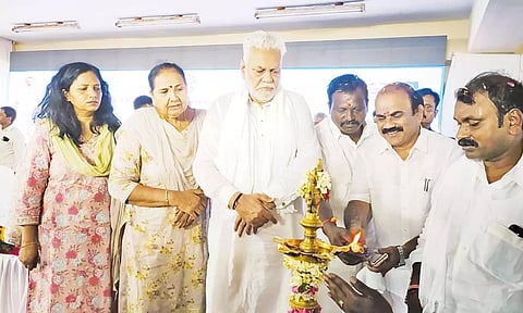 நிகழ்ச்சியை மத்திய மந்திரிகள் குத்துவிளக்கு ஏற்றி தொடங்கி வைத்தனர்.