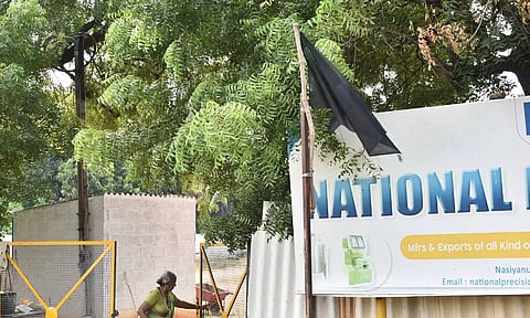 மின் கட்டண உயர்வை குறைக்க கோரி ஈரோடு வில்லரசம்பட்டியில் தொழிற்சாலை முன்பு கருப்பு கொடி ஏற்றப்பட்டுள்ளதை படத்தில் காணலாம்.