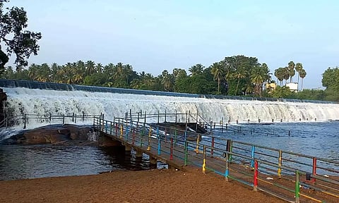 கொடிவேரி அணையில் தண்ணீர் ஆர்ப்பரித்து கொட்டுகிறது.