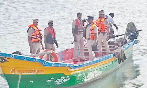 கடலோர பாதுகாப்பு குழும போலீசார் படகு மூலம் கடலுக்கு சோதனைக்கு புறப்பட்ட காட்சி.