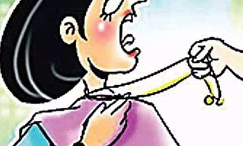 75 வயது மூதாட்டியை தாக்கி நகை கொள்ளை: வீட்டு முன்பு குப்பை கொட்ட வந்தபோது துணிகரம்