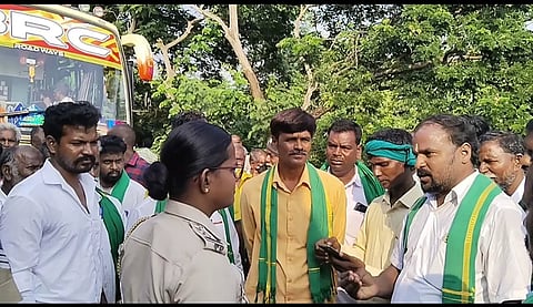 போலீசாருடன் வாக்குவாதத்தில் ஈடுபட்ட விவசாயிகளை படத்தில் காணலாம்.