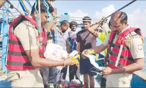 சாகர் கவாச் ஒத்திகை கன்னியாகுமரி கடல் வழியாக மாறுவேடத்தில் வந்த 9 பேர் சிக்கினர்