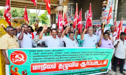 ஆர்ப்பாட்டத்தில் ஈடுபட்டவர்களை படத்தில் காணலாம்.