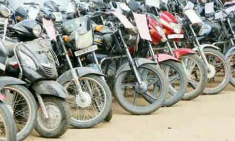 மதுவிலக்கு வழக்குகளில் பறிமுதல் செய்யப்பட்ட வாகனங்கள் ஏலம்