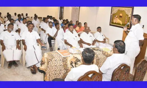 ஊராட்சி மன்ற தலைவர்கள் கூட்டமைப்பு மாவட்ட தலைவர் நாலு கோட்டை மணிகண்டன் பேசிய போது எடுத்த படம்.&nbsp;