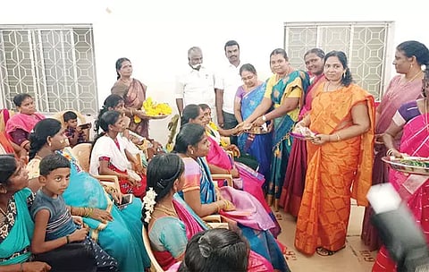 சாத்தான்குளம் யூனியனில் சமுதாய வளைகாப்பு விழாவில் 100 பெண்களுக்கு சீர்வரிசை பொருட்கள்