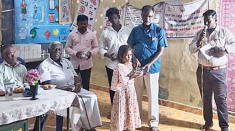 விளையாட்டுப்போட்டியில் வெற்றி பெற்ற சிறுமிக்கு பரிசு வழங்கிய போது எடுத்த படம்.