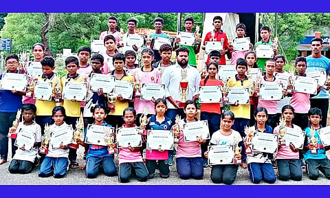 சிலம்பம் போட்டியில் சாதனை படைத்த ராமநாதபுரம் மாணவ, மாணவிகளை படத்தில் காணலாம்.