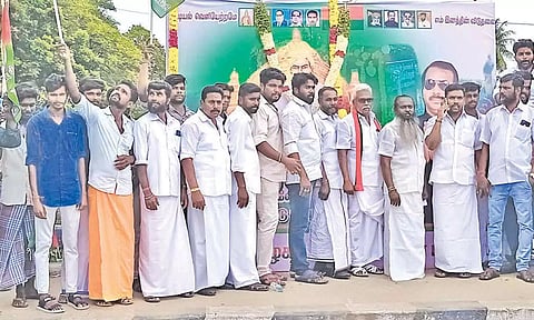 ஆர்ப்பாட்டத்தில் ஈடுபட்ட வளரும் தமிழர் கட்சியினர்.