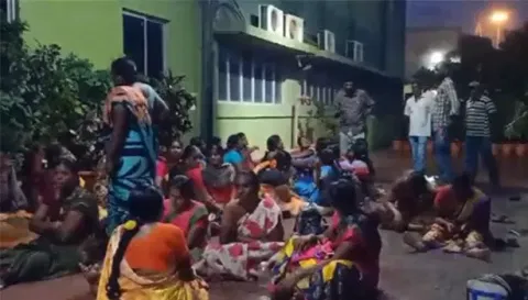மேட்டூர் அனல் மின் நிலையத்தில் போராட்டத்தில் ஈடுபட்ட ஒப்பந்த தூய்மை பணியாளர்கள்.&nbsp;