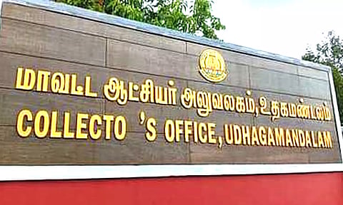 ஊட்டி கலெக்டர் அலுவலக பெயர் பலகையில் குளறுபடி