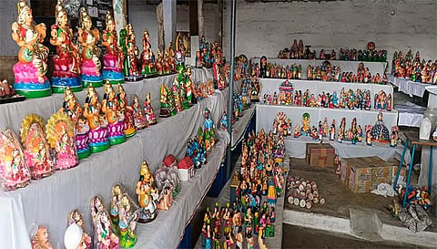 கொலு பொம்மைகள் விற்பனைக்கு வைத்திருந்த போது எடுத்த படம்.