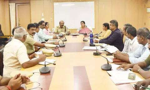 &nbsp;ஆய்வுக்கூட்டம் மாவட்ட கலெக்டர் சாந்தி  தலைமையில் நடைபெற்ற போது எடுத்த படம்.