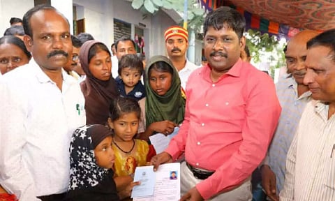 முகாமில்  மாற்றுத்திறனாளிகளுக்கு அடையாள அட்டைகளை கலெக்டர் கிறிஸ்துராஜ் வழங்கிய காட்சி.&nbsp;