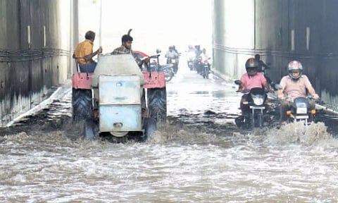 மழையினால் சிரமத்துக்குள்ளான வாகன ஓட்டிகள்.&nbsp;