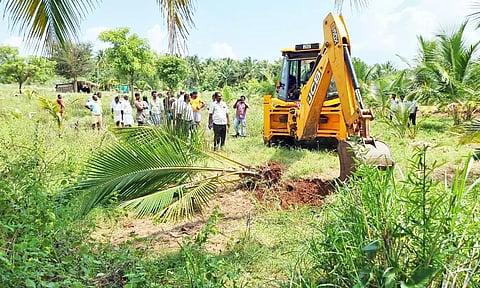 மஞ்சளாறு பகுதியில் ஆக்கிரமிப்புகளை அதிகாரிகள் அகற்றிய காட்சி.