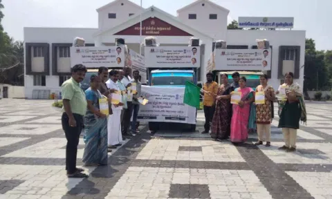 விழிப்புணர்வு வாகனம் தொடங்கி வைக்கப்பட்ட காட்சி.