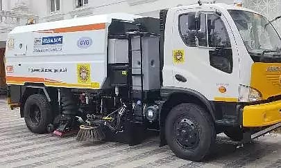 பாதாள சாக்கடை கழிவுகளை அகற்ற நவீன  எந்திரம்