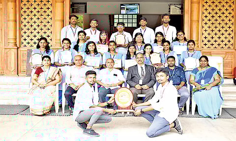 குமரி கலைக்கழக போட்டியில் புனித சவேரியார் கத்தோலிக்க பொறியியல் கல்லூரிக்கு வெற்றி கோப்பை