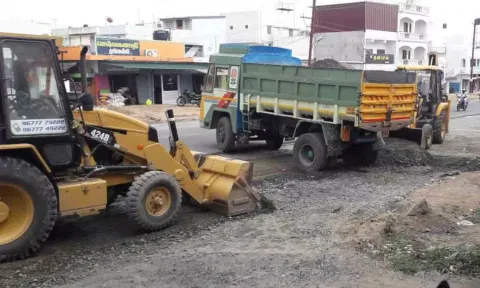 காங்கயம் - தாராபுரம் சாலையில்&nbsp; சாலை விரிவாக்க பணிகள் நடைபெறும் காட்சி.&nbsp;