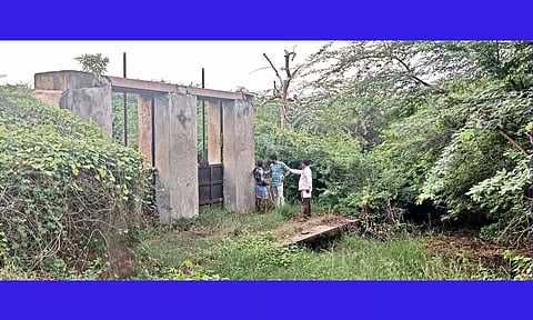 சேதமடைந்து காணப்படும் பெரிய கண்மாயின் மதகு பகுதிகளை பொதுப்பணித்துறை அதிகாரிகள் ஆய்வு மேற்கொண்டபோது எடுத்தபடம்.