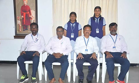 சாதனை படைத்த மாணவிகளை படத்தில் காணலாம்.&nbsp;