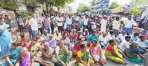 திருப்பரங்குன்றம் மெயின் ரோட்டில் மறியலில் ஈடுபட்ட பொதுமக்களை படத்தில் காணலாம்.
