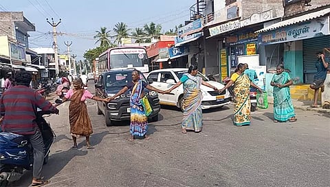 சோழசிராமணியில் பொதுப்பாதையில் கம்பி வேலியை அகற்றக்கோரி பெண்கள் சாலை மறியல்