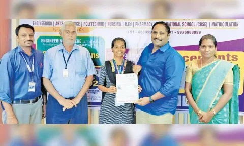 பதக்கம் வென்ற மாணவி பாராட்டப்பட்டார்.
