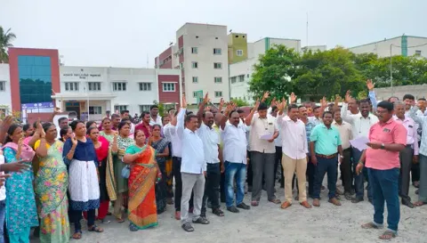 ஜாகீர் அம்மாபாளையம் பகுதியில் உள்ள  ஆர்.டி.ஓ. அலுவலகம் முன்பு தமிழ்நாடு கிராம நிர்வாக அலுவலர்கள் சங்கத்தின் சார்பில் ஆர்ப்பாட்டம் செய்தனர்.