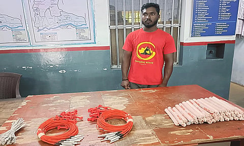 பாதுகாப்பின்றி வெடி பொருட்கள் கொண்டு வந்த வாலிபர் மீது வழக்கு