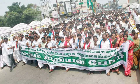 போராட்டத்தில் ஈடுபடுவதற்காக பல்வேறு கட்சியினர், விவசாய சங்க நிர்வாகிகள் பேரணியாக வந்தனர்.
