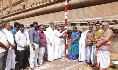 தஞ்சை பெரிய கோவிலில் சதய விழாவுக்கான பந்தக்கால் நடப்பட்டது.
