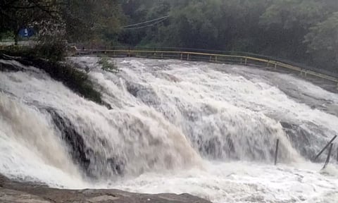 கும்பக்கரை அருவியில் ஆர்ப்பரித்து கொட்டும் தண்ணீரை படத்தில் காணலாம்.