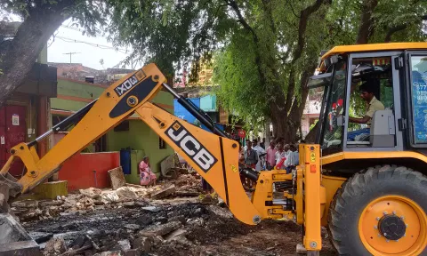 பொக்லைன் எந்திரம் மூலம் ஆக்கிரமிப்புகள் அகற்றப்பட்டது.