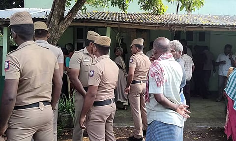 கொலை நடந்த வீட்டின் முன்பு போலீசார் மற்றும் பொதுமக்கள் திரண்டிருந்தனர்.
