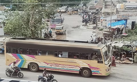 பஸ் நிலையம் முன்பே பயணிகளை நிறுத்தி இறக்கி விடும் பஸ்கள்.