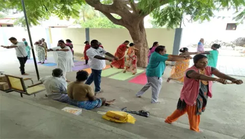 சித்த மருத்துவ முகாமில் யோகா பயிற்சி பெற்ற பொதுமக்கள்.