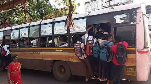 செங்கோட்டையில் பஸ் படிக்கட்டுகளில் மாணவர்கள் ஆபத்தான பயணம் - தானியங்கி கதவுகள் அமைக்க பொதுமக்கள் கோரிக்கை