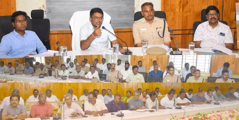 ஆலோசனை கூட்டத்தில் கலெக்டர் விஷ்ணுசந்திரன் பேசினார். அருகில் போலீஸ் சூப்பிரண்டு தங்கதுரை மற்றும் அதிகாரிகள் உள்ளனர்.