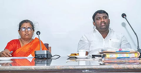 கூட்டத்தில் யூனியன் சேர்மன் சேவியர் செல்வராஜா பேசிய காட்சி.