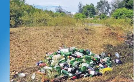 கண்மாய்க்குள் நிரம்பி கிடக்கும் மதுபாட்டில்கள்