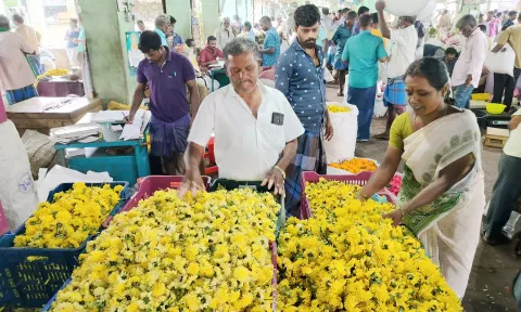 திண்டுக்கல் மார்க்கெட்டில் விற்பனைக்கு கொண்டுவரப்பட்ட பூக்கள்.