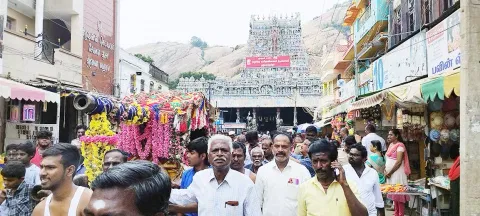 திருப்பரங்குன்றம் சுப்பிரமணிய சுவாமி கோவில் மூலஸ்தானத்தில் இருந்து பல்லக்கில் வைத்து வேல் மலை மீது எடுத்துச்செல்லப்பட்ட காட்சி.