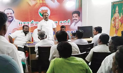 ஆலோசனை கூட்டத்தில் மாவட்ட தலைவர் சித்ராங்கதன் பேசிய காட்சி.அருகில் மாவட்ட பொதுச்செயலாளர் உமரி  சத்தியசீலன் மற்றும் நிர்வாகிகள் உள்ளனர்.