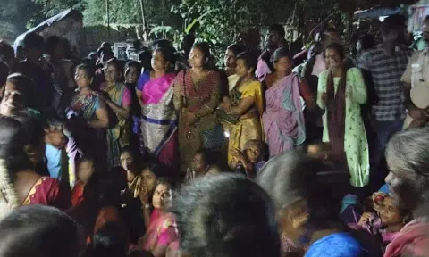 பொன்னேரி அருகே சுடுகாட்டில் உடலை புதைக்க எதிர்ப்பு-பொதுமக்கள் மறியல்