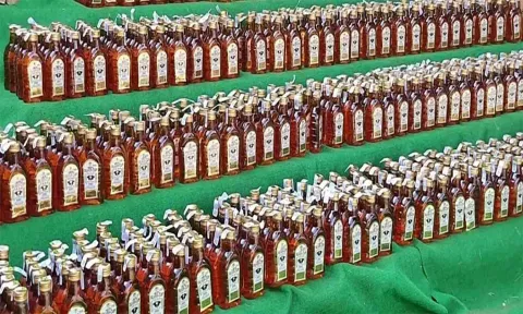 ரூ.1 லட்சம் மதிப்பிலான மது பாட்டில்கள் கடத்தல்