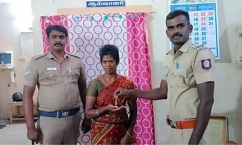 கடையநல்லூர் பஸ் நிறுத்தத்தில் பெண் தவறவிட்ட தங்க நகைகள்- 5 நிமிடத்தில் மீட்டு ஒப்படைத்த போலீசார்