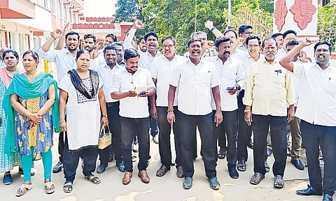 ஆர்ப்பாட்டத்தில் ஈடுபட்ட வக்கீல் சங்கத்தினர்.